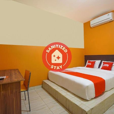 Hotel Super Oyo 2639 Oxy Townhouse Manado Exterior foto